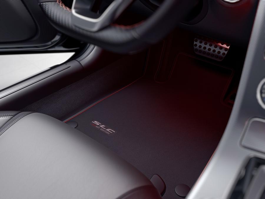 Детали интерьера Mercedes-AMG SLC43 RedArt Edition 2017 года  (фото 5 из 8)